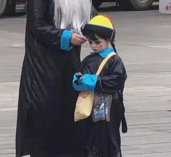 万圣节小僵尸走红红脸蛋黑眼圈太萌网友又想骗我生孩子