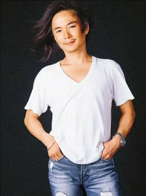 那时候,很多内地歌手都在翻唱港台歌曲,而周峰却勇敢尝试进行音乐创作