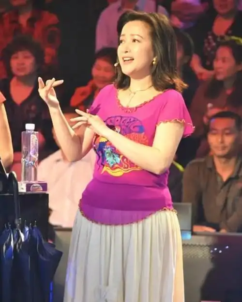 57岁何晴胖得坦荡,穿紧身衣暴露"奶奶肚",骨子里的自信真美