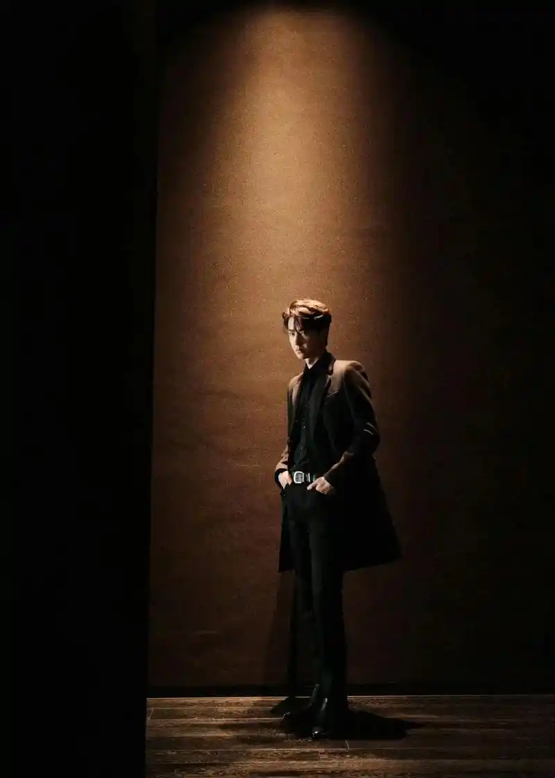 王一博的红毯太帅了