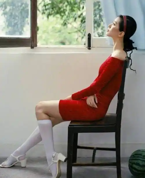 其实,刘诗诗原本腿型线条相当纤细流畅,白袜不但没看到膨胀感,还衬托