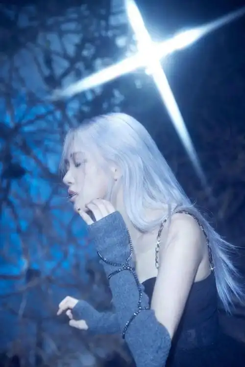 rosé在新单mv《how you like that》中解锁了全新银调蓝色长发造型