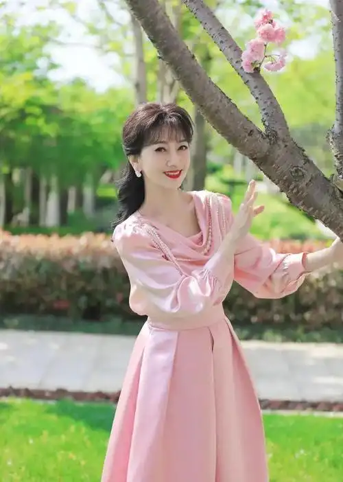 赵雅芝发美照好有活力70岁也很精彩67头发也好多