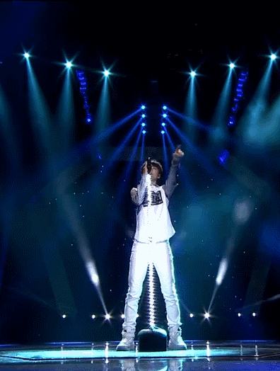 一个舞台 一个话筒 一束灯光=歌手王俊凯