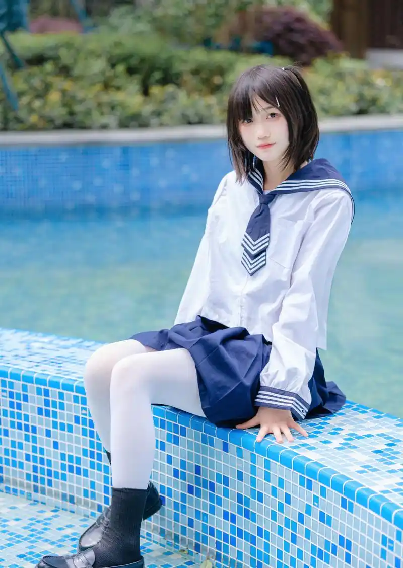 jk制服# 好可爱的短发jk妹子,这身可爱的蓝白色水手服,配上白丝裤袜