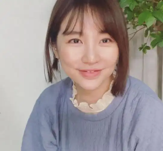 尹恩惠近照曝光,遭质疑整容,苹果肌过分饱满与嘴边成一直线