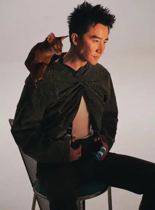 黄轩新杂志好敢拍##黄轩伤疤妆#@黄轩的微博登《智族gq》10月刊封面