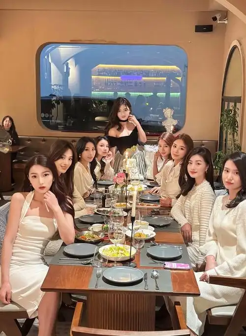 每个女孩都有一个公主梦#姐妹聚会  #闺蜜聚会  #175的钢铁狒狒90