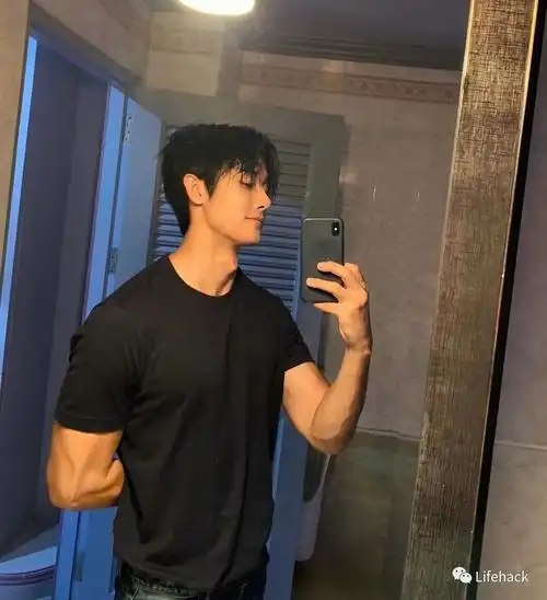 身高180肌肉小狼狗引发舔屏,手臂训练方法解析