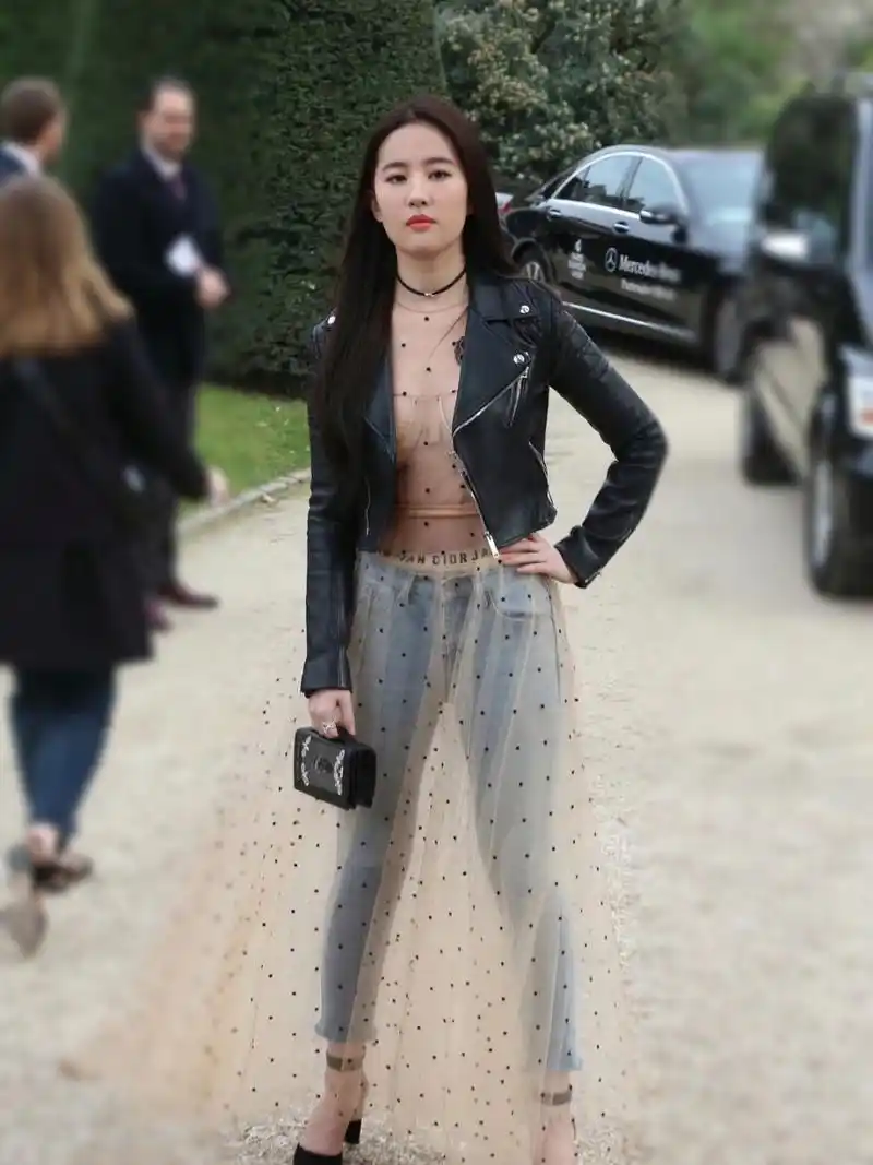 刘亦菲这身穿搭好独特,时尚又优雅,牛仔裤外面套裙子潮流又养眼?