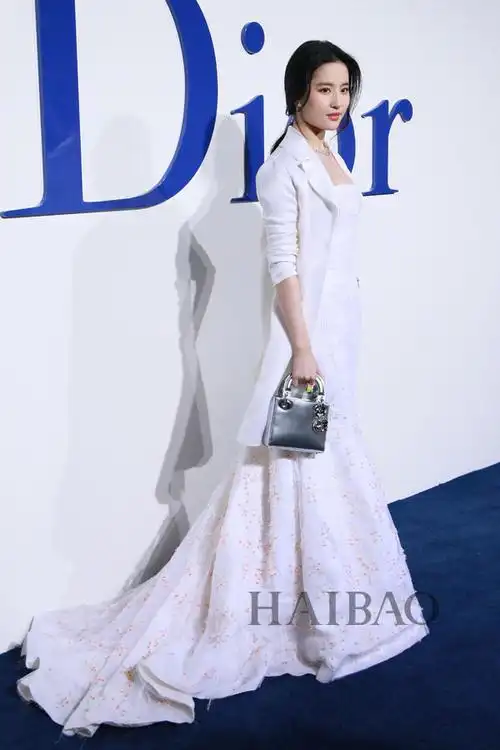 刘亦菲亮相迪奥 (dior) 2016春夏系列成衣秀红毯