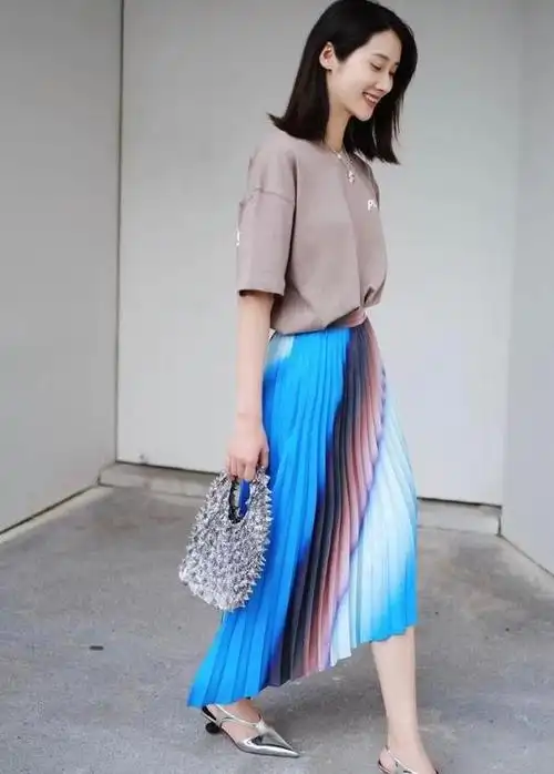 "t恤 百褶裙"才是最适合中年女人的夏季穿搭,舒适百搭又洋气