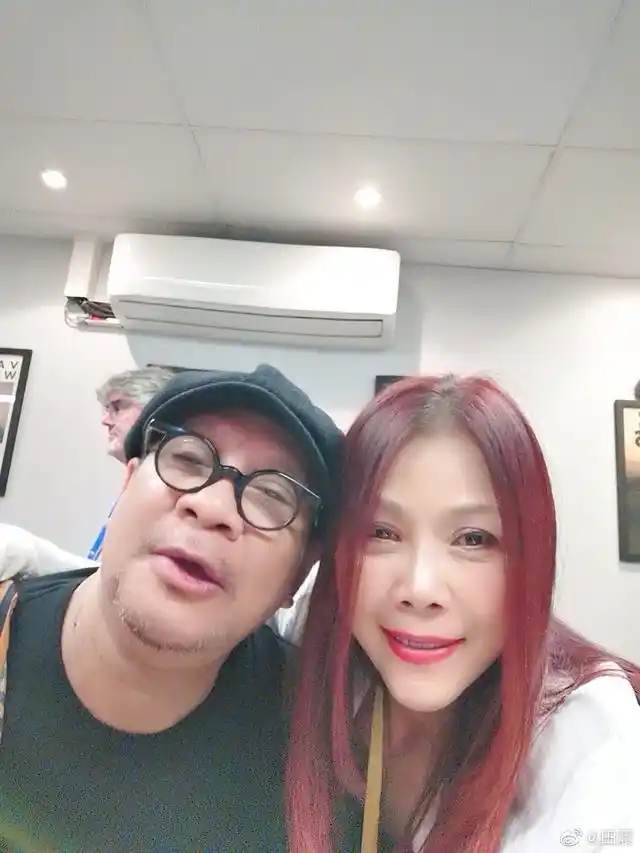 歌手田震不敢坦然接受衰老,在国外度假穿花裙,没有一点老人样