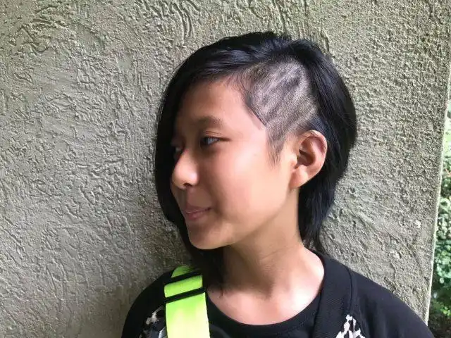 《弦子的美国生活之家有一女》女儿自己动手剃了个"阴阳头"