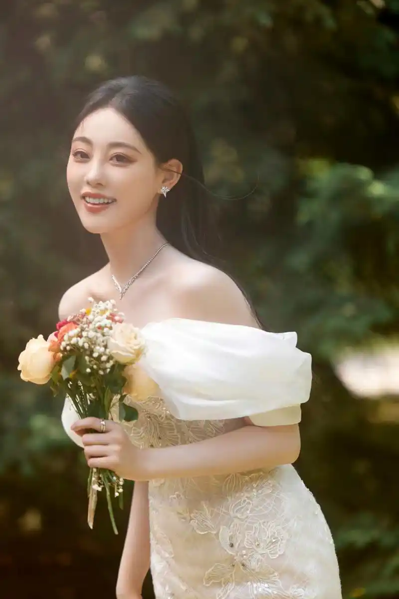 祝绪丹# 一袭抹胸刺绣白色连衣裙,貌美如花的脸蛋儿,眸中带笑,婀娜