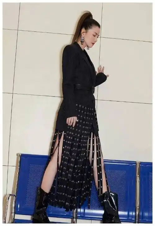 原创谭维维把裙子剪成了辣条状看着很辣眼可她却穿得超a