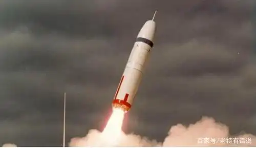 (正在发射的"三叉戟"洲际弹道导弹)