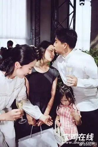 孙莉母女合影像姐妹令人傻傻分不清,12岁的多多身高瞩目