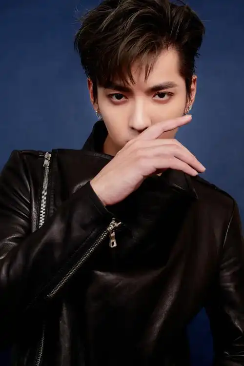 >首页>图片大全>明星>吴亦凡黑色皮衣写真图片> ( 1 / 8 ) 2020-08-31