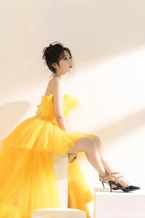 宋昕冉:橘黄色吊带连衣裙,白嫩美腿养眼美图