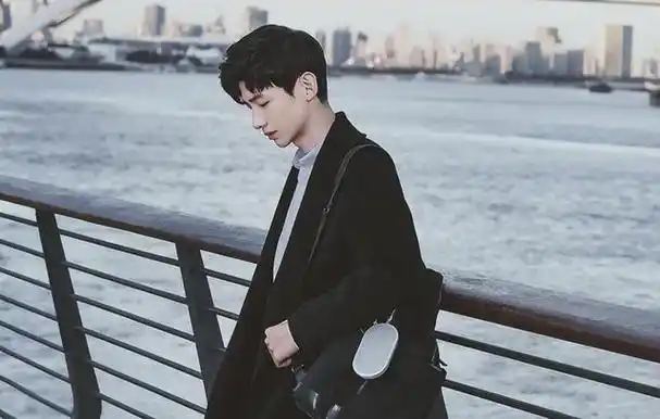 一脸褶子就别强演少年感了7位男星告诉你啥叫鲜衣怒马少年郎