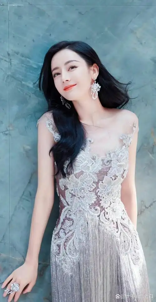 迪丽热巴美图分享,肤白貌美,五官精致,优雅美丽,气质出众