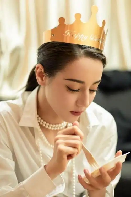 迪丽热巴庆生照戴生日帽吃着蛋糕恬静可爱