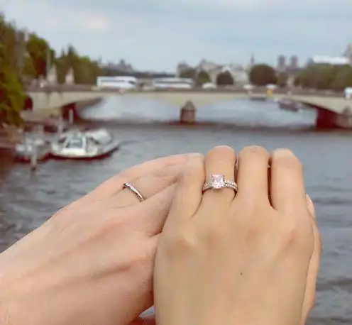 陈法拉晒钻戒宣布结婚喜讯,与丈夫手牵手秀恩爱,眼神中充满爱意