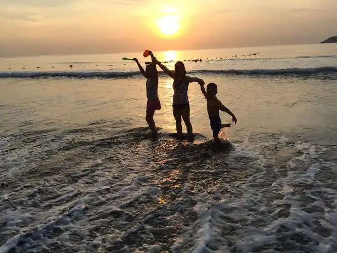 妈妈来了,迎着日出,开始一场在朝霞,阳光,浪花,沙滩中的亲子嬉戏