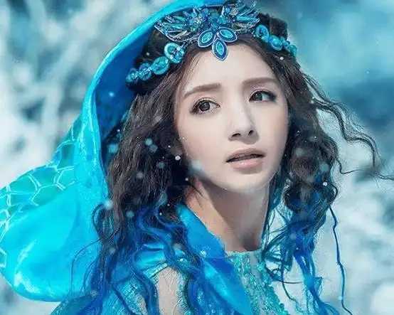 难怪麦迪娜一直留长发,看到她唯一的短发照片,网友:瞬间明白了