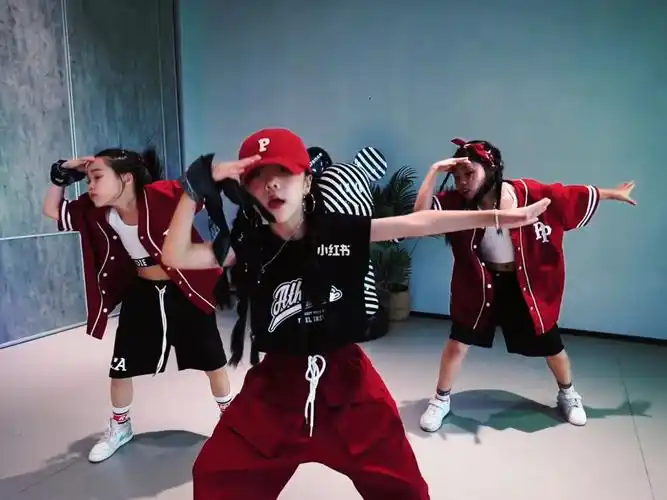 跳街舞的女孩太帅了