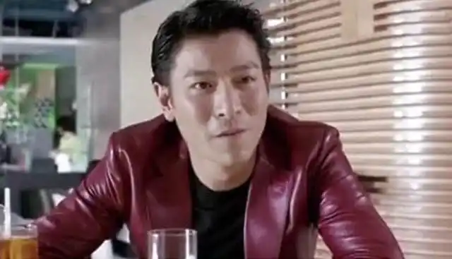 刘德华穿红色皮衣