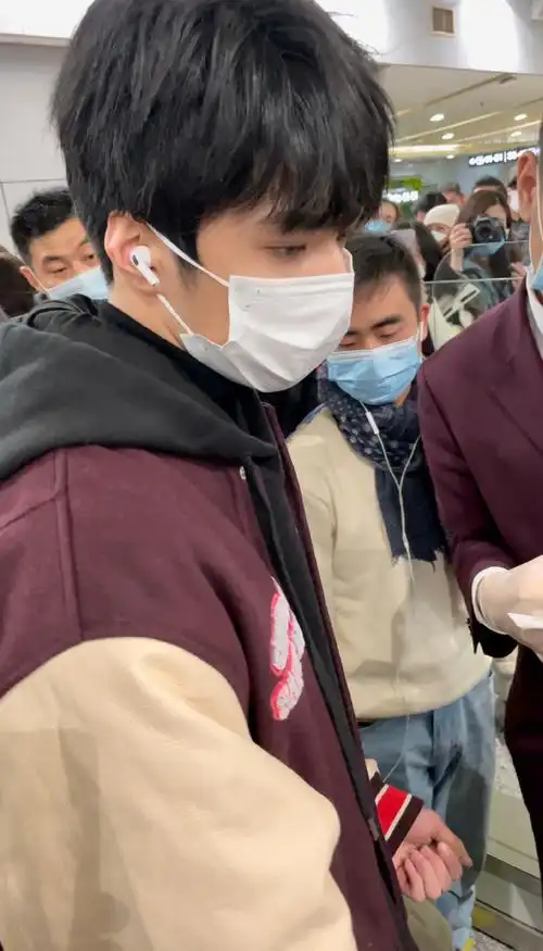 刘耀文#生截一下早期的耀文机场tt,鼻梁高眼睛大,特别漂亮的小孩06