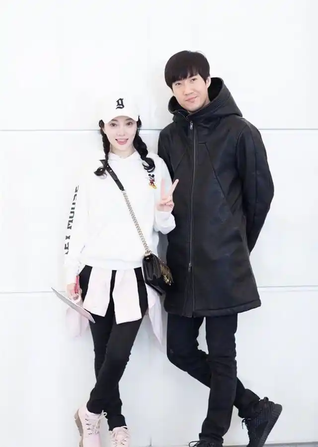 李小璐白色卫衣鸭舌帽运动风,少女本色麻花辫,为何跟常远合影?