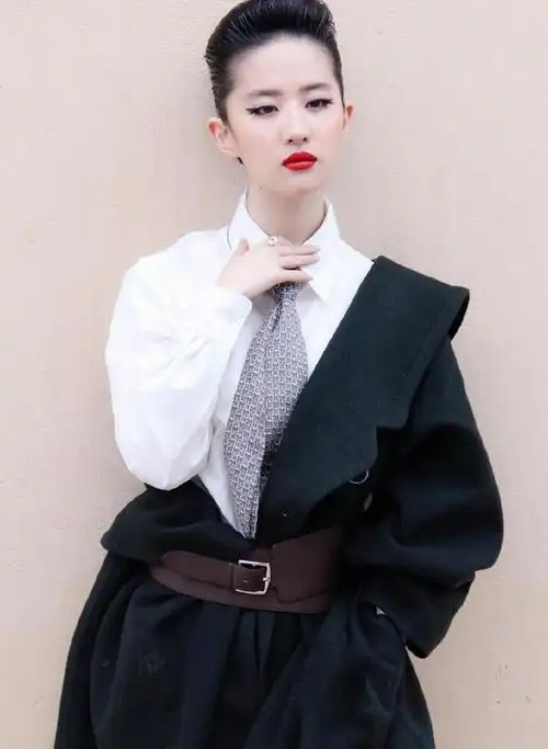 这个奇葩的男装造型大概只有刘亦菲这样的颜值才能hold住了