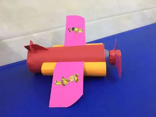 变废为宝,小朋友利用废旧的矿泉水瓶制作出精致的小飞机,让缤纷的
