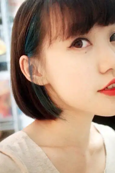 女生短 直发鬓角留一缕头发造型