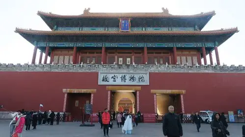 神武门是故宫的后门,没有地位的人从只能从这里进入.