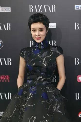 孔雀公主金巧巧不走寻常路,一条裙子穿出裤子既视感!