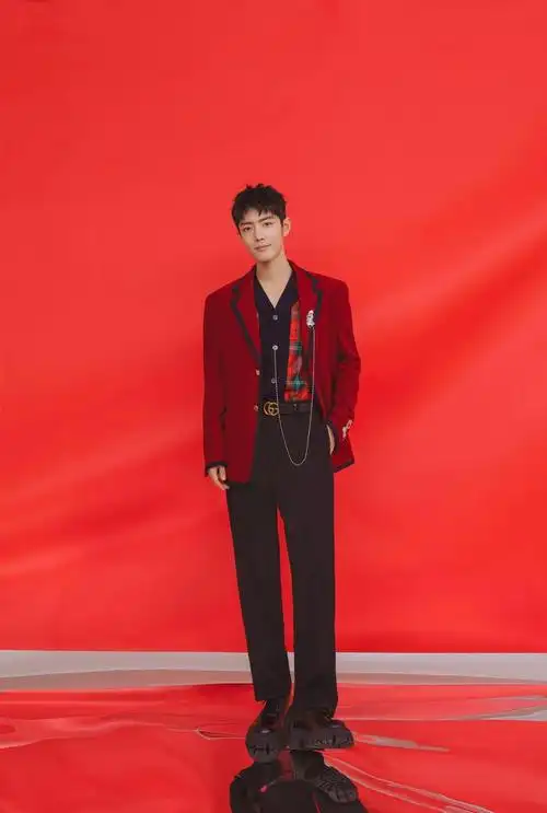 肖战东方卫视跨年造型大赏