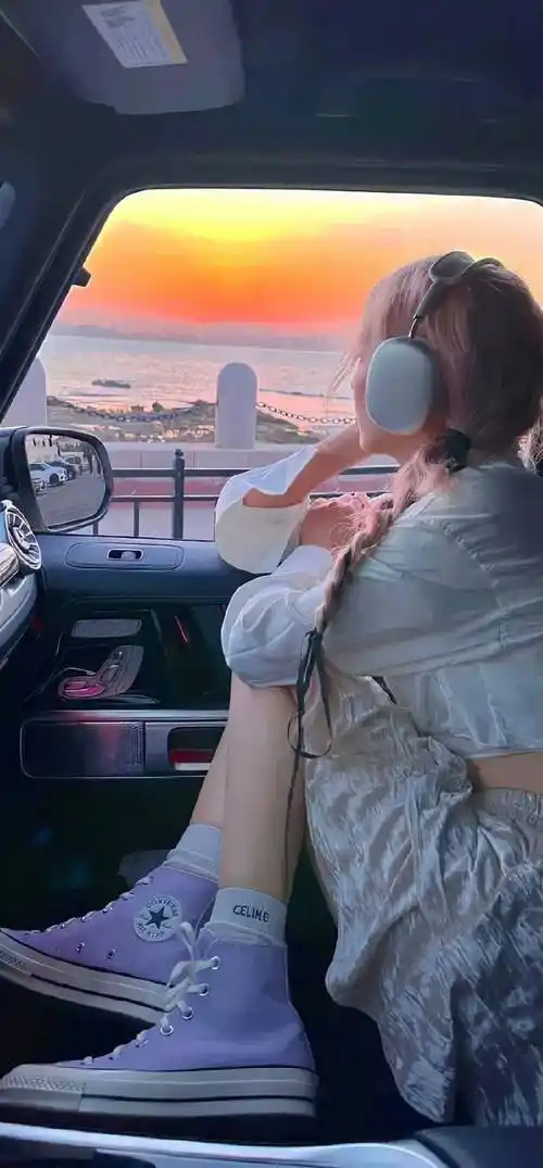 一组氛围感优质壁纸 | 请你要发光_礼物_手机_烟雨