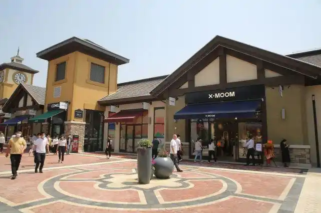 鲁西南首家枫叶小镇奥特莱斯开业济宁再添商业新地标