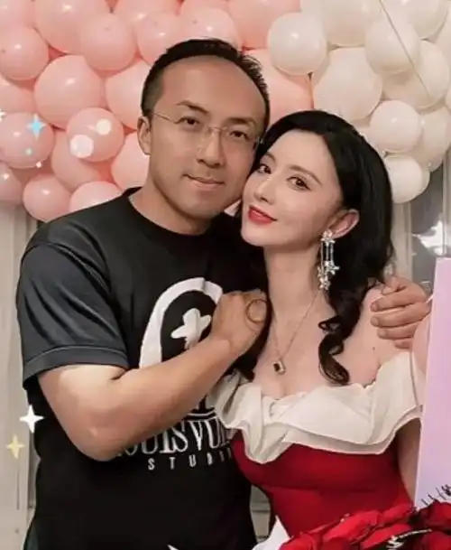 张萌庆祝结婚10周年,罕晒与富豪老公合影,住豪华酒店贴脸秀恩爱