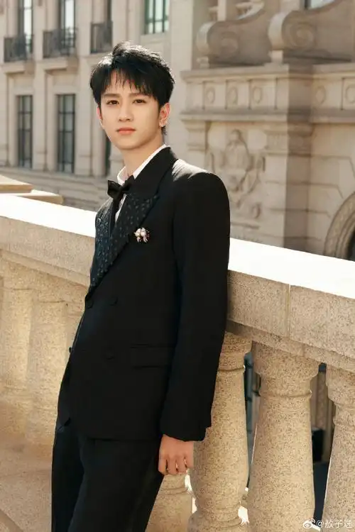 敖子逸亮相微博竞燃之夜#@敖子逸今日一身黑色西装亮相微博竞燃忠夜