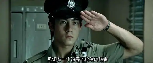 香港回归,更换警徽《无间道》中所有警察敬礼都是用右手,只有第二部