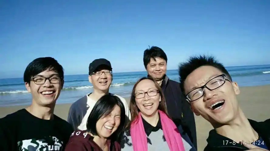 小培伸长胳膊拿手机自拍的,这是唯一一张六人集体照.