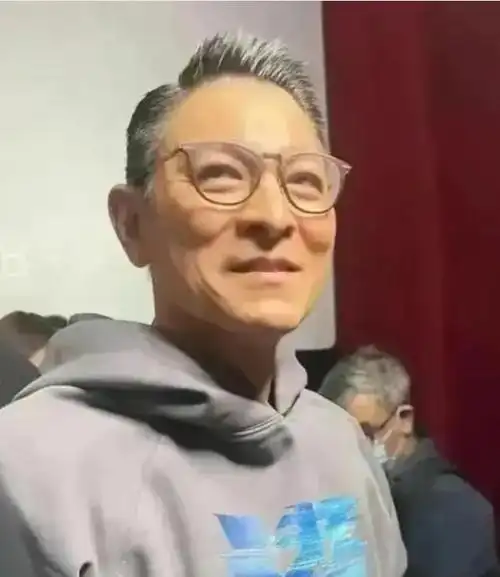 1982年,赵雅芝和黄汉伟的婚姻走到了尽头,两人离了婚.