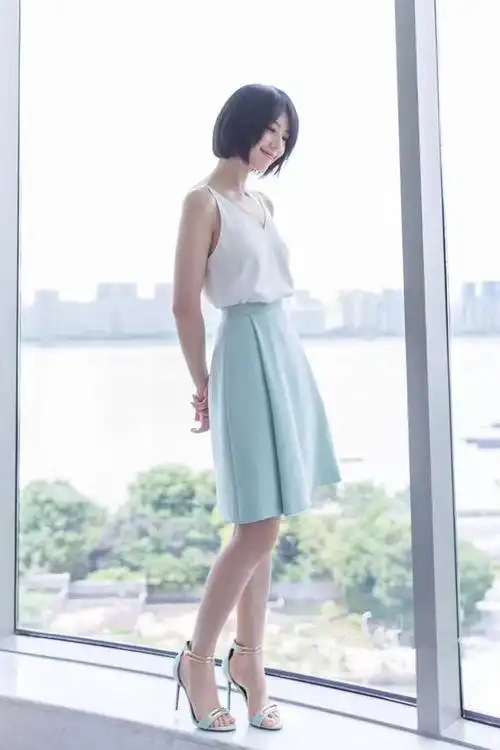 高圆圆当妈后更少女了黑色上衣配百褶裙基础款轻松穿出高级感