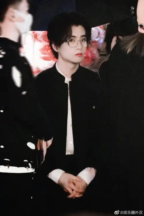 邓孝慈眼镜造型氛围感