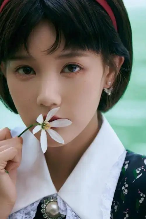李一桐扮80年代女生,穿印花裙配短发温婉动人,好有年代感